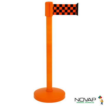 Potelet COLOR alu orange à sangle damier Orange/Noir 3m x 100mm sur socle portable - Novap